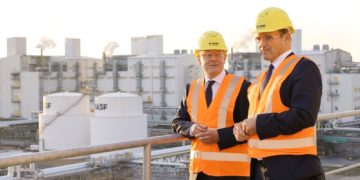 Am 1. November hat Bundeskanzler Olaf Scholz den BASF-Standort Schwarzheide besucht. Bundeskanzler Scholz im Gespräch mit dem BASF-Vorstandsvorsitzenden Martin Brudermüller.