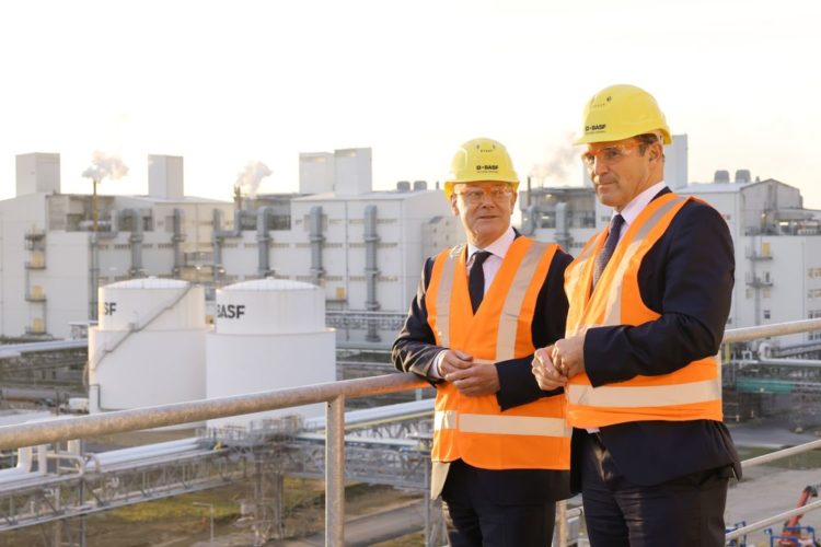 Am 1. November hat Bundeskanzler Olaf Scholz den BASF-Standort Schwarzheide besucht. Bundeskanzler Scholz im Gespräch mit dem BASF-Vorstandsvorsitzenden Martin Brudermüller.