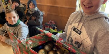 Die Schüler überreichen selbst gestaltete Karten und Weihnachtskugeln. (Bild: Konstanze Schirmer)