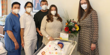 Hebamme Silvia, Oberärztin Anne-Helga Henning, Papa David, Mama Katja und 
Geschäftsführerin Juliane Kirfe