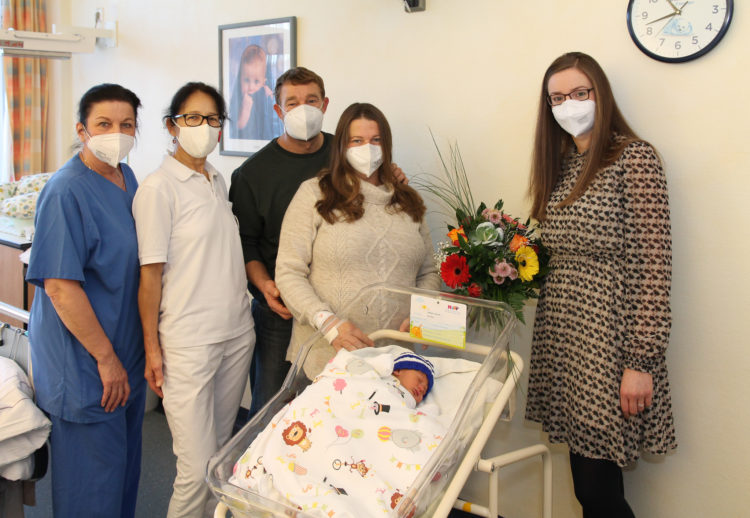 Hebamme Silvia, Oberärztin Anne-Helga Henning, Papa David, Mama Katja und 
Geschäftsführerin Juliane Kirfe