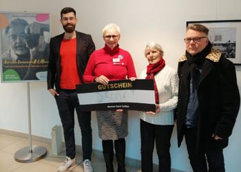 Maximilian Seiler (Centermanager Blechen Carré), Kathrin Verzino (Johanniter), Anneliese Schutt und Sven Krüger (Galerie 5) bei der Übergabe des Spendenschecks