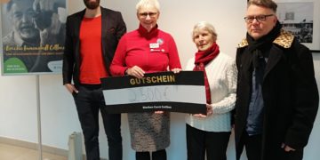 Maximilian Seiler (Centermanager Blechen Carré), Kathrin Verzino (Johanniter), Anneliese Schutt und Sven Krüger (Galerie 5) bei der Übergabe des Spendenschecks