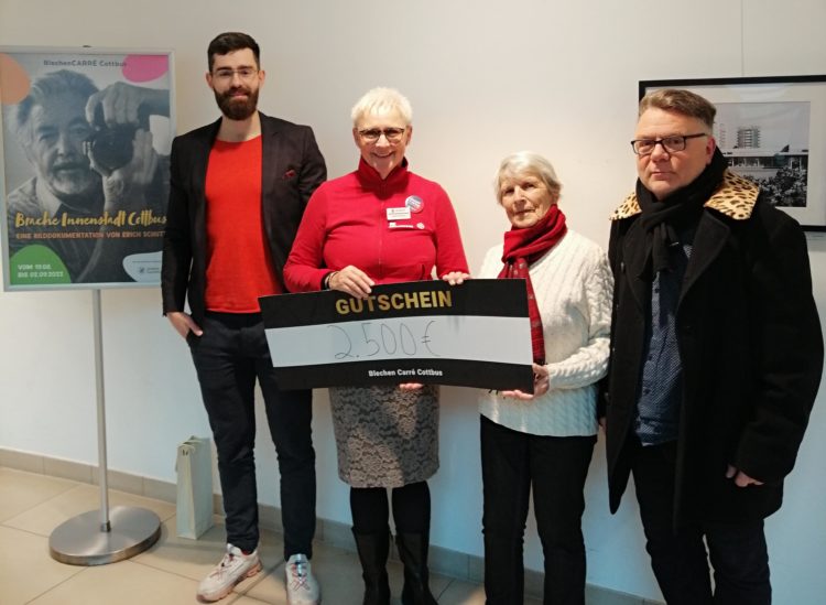 Maximilian Seiler (Centermanager Blechen Carré), Kathrin Verzino (Johanniter), Anneliese Schutt und Sven Krüger (Galerie 5) bei der Übergabe des Spendenschecks