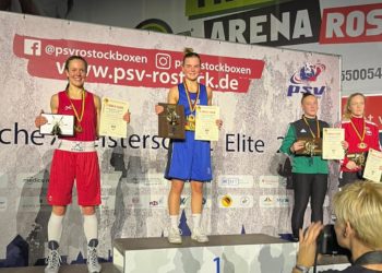 Cottbuserin Canan Tas (in blau) wird Deutsche Meisterin im Boxen bis 57kg