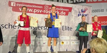 Cottbuserin Canan Tas (in blau) wird Deutsche Meisterin im Boxen bis 57kg