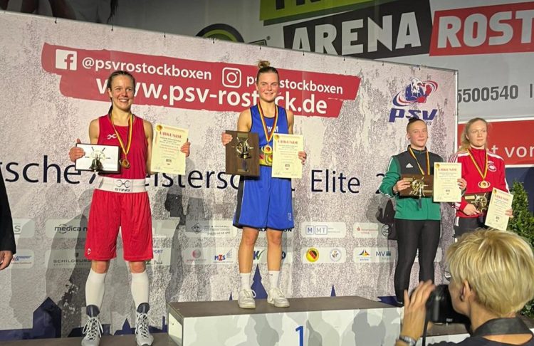 Cottbuserin Canan Tas (in blau) wird Deutsche Meisterin im Boxen bis 57kg