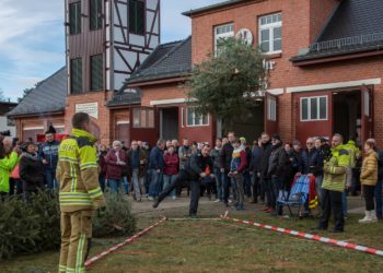 Cottbus: 7. Weihnachtsbaumweitwurf bei der Ströbitzer Feuerwehr