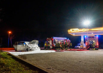 Feuerwehreinsatz in Forst. Auto an Tankstelle in Flammen