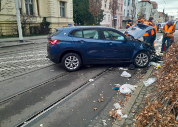 Sperrung auf Cottbuser Bahnhofstraße nach schwerem Autounfall