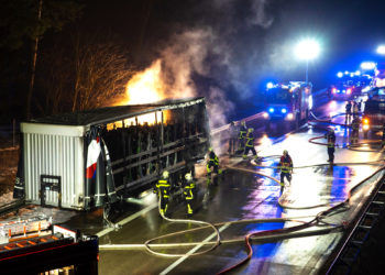 LKW-Auflieger auf A15 in Flammen. Vollsperrung bei Forst