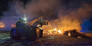 Strohballenbrand in Boblitz; Feuerwehr Lübbenau