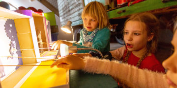 Foto MVEE/Franke:  Schattentheater selbst ausprobieren im Mitteldeutschen Marionettentheatermuseum Bad Liebenwerda.