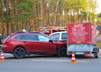 Eine verletzte Person nach Autounfall auf Kreuzung bei Reuthen