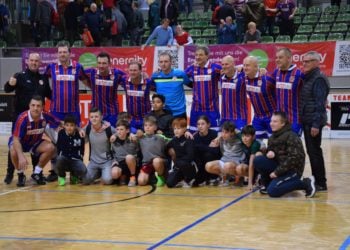 Auch der FCE als Turnierletzter hatte sichtlich Freude …
Hinten von links: Rene Stiller(Org.), Detlef Irrgang, Maik Jesse, Renen Rydlewicz, Mathias Zimmerling, Thoralf Konetzke, Thomas Hoßmang, Andrzej Kobylanski, Trainer Fritz Bohla, vorn: Rudi Vata