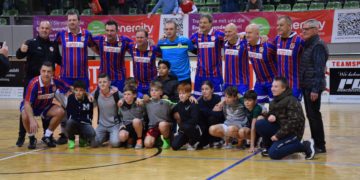 Auch der FCE als Turnierletzter hatte sichtlich Freude …
Hinten von links: Rene Stiller(Org.), Detlef Irrgang, Maik Jesse, Renen Rydlewicz, Mathias Zimmerling, Thoralf Konetzke, Thomas Hoßmang, Andrzej Kobylanski, Trainer Fritz Bohla, vorn: Rudi Vata