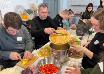Cottbuser Oberbürgermeister Schick kochte gemeinsam mit Waldorfschülern