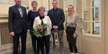 Verabschiedet sich nach fast drei Jahrzehnten Tätigkeit als Leiterin des OSZ Lausitz in den Ruhestand: Dr. Margit Lieback. Die letzten Berufstage nutzte sie gemeinsam mit ihrem Nachfolger Georg Held unter anderem für einen Besuch beim Schulträger, dem Landkreis OSL. Das Foto zeigt Landrat Siegurd Heinze, Helga Schüler (Leiterin Schulverwaltungs- und Kulturamt), Dr. Margit Lieback, Georg Held und Lydia Wohlsdorf (Sachgebietsleiterin Schulverwaltung) im Eingangsbereich des Landratsamtes in Senftenberg (v.l.n.r.). (Foto: Landkreis/Sarah Werner)