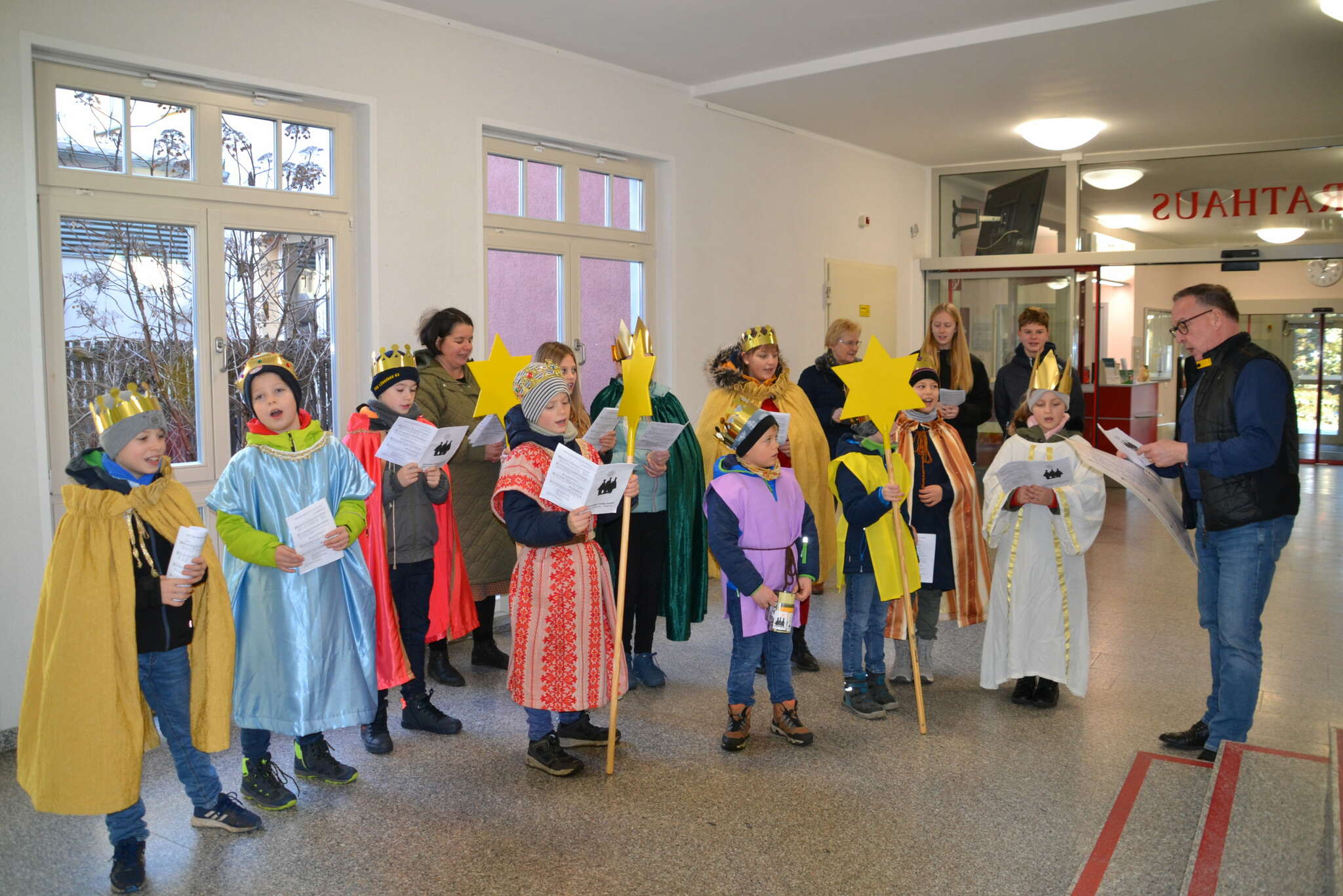 Para Penyanyi Carol memberkati Balai Kota Lübenau