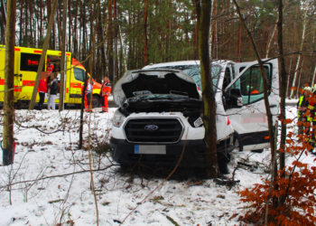 Bei Kolkwitz: Transporter von Straße abgekommen und mit Baum kollidiert