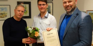 Joachim Dieke, Vorsitzender des Amtsausschusses (l.) und Amtsdirektor Tobias Hentschel (r.) überreichten Wylem Janhoefer die Berufungsurkunde als Beauftragter der Angelegenheiten der Sorben/Wenden im Amt Burg (Spreewald). (Foto: K. Möbes)