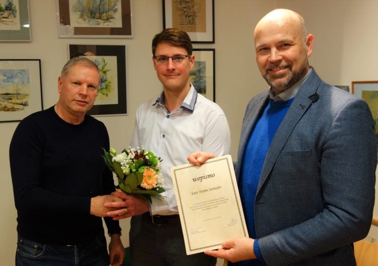 Joachim Dieke, Vorsitzender des Amtsausschusses (l.) und Amtsdirektor Tobias Hentschel (r.) überreichten Wylem Janhoefer die Berufungsurkunde als Beauftragter der Angelegenheiten der Sorben/Wenden im Amt Burg (Spreewald). (Foto: K. Möbes)