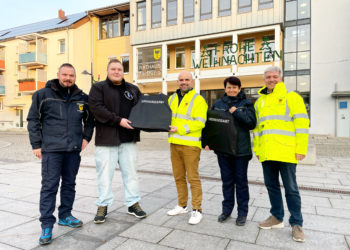 Sicherheitsfirma übergibt neue Ausrüstung an Lübbener Ordnungsamt