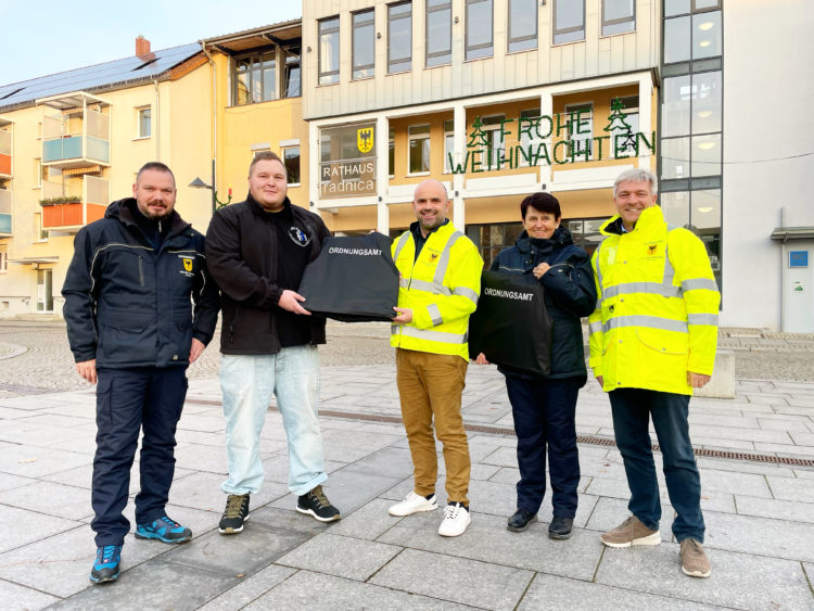 v. l. n. r. Mitarbeiter Marcel Michling, Geschäftsführer Waldemar Mut, Bürgermeister Jens Richter, Mitarbeiterin Kerstin Hahn, Leiter Fachbereich II Peter Schneider ©Stadt Lübben