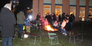 Gemütliches Beisammensein an den Feuerschalen nach dem Umzug durch Schwarze Pumpe. (Bild: Anke Wehlan-Neuffer)