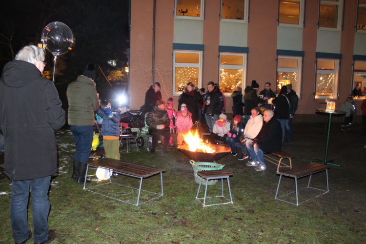 Gemütliches Beisammensein an den Feuerschalen nach dem Umzug durch Schwarze Pumpe. (Bild: Anke Wehlan-Neuffer)