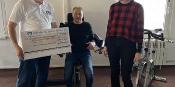 Teamleiter Jens Bossenz (links) überreicht die finanzielle Unterstützung 
an Herrn Dr. Vogt und Fr. Menzel