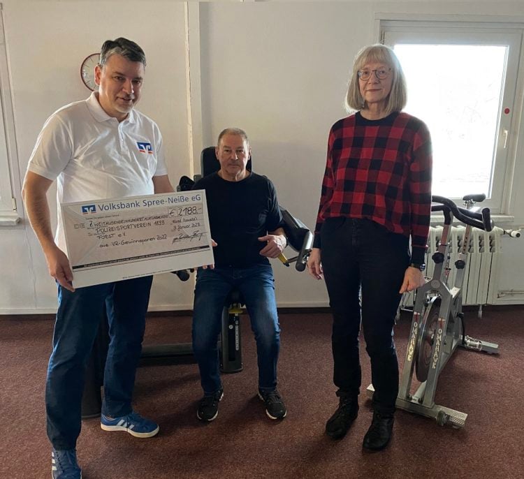 Teamleiter Jens Bossenz (links) überreicht die finanzielle Unterstützung 
an Herrn Dr. Vogt und Fr. Menzel
