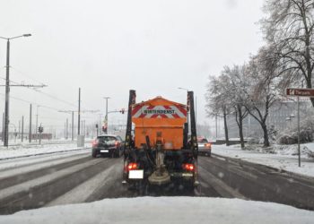 Schneefall in Südbrandenburg. Polizei vermeldet Autounfälle