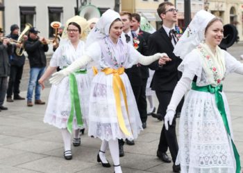Niedersorbisches Gymnasium Cottbus pflegt Tradition des Zapust-Umzugs