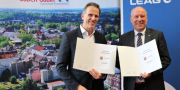 Eine Absichtserklärung zur künftigen Zusammenarbeit haben die Stadt Guben und das Energieunternehmen LEAG formuliert. Unterzeichnet wurde das Papier vom LEAG-Vorstandsvorsitzenden Thorsten Kramer (links) und Bürgermeister Fred Mahro (rechts). © Stadt Guben, Laura Böhme