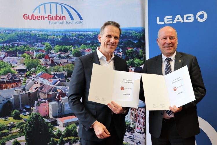 Eine Absichtserklärung zur künftigen Zusammenarbeit haben die Stadt Guben und das Energieunternehmen LEAG formuliert. Unterzeichnet wurde das Papier vom LEAG-Vorstandsvorsitzenden Thorsten Kramer (links) und Bürgermeister Fred Mahro (rechts). © Stadt Guben, Laura Böhme