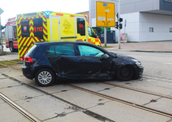 Zusammenstoß in Cottbus. Auto und Straßenbahn beschädigt