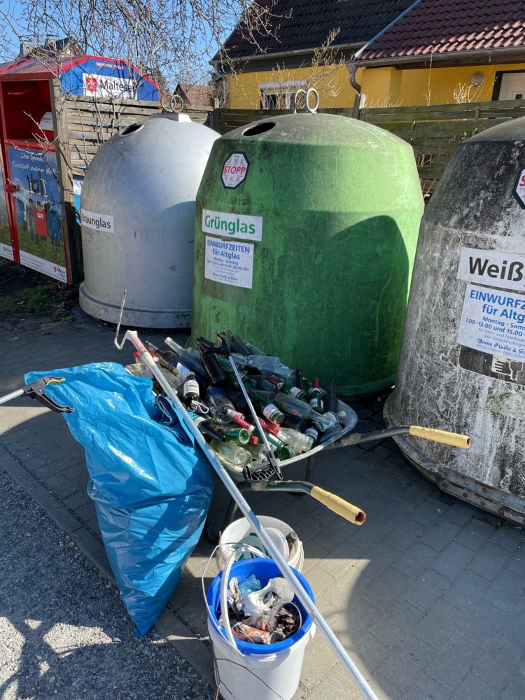 Neben diversen weiterem Müll wurden beim Frühjahrsputz 2022 auch rund 400 Flaschen aus der Landschaft gefischt und ordentlich entsorgt. (Foto: Konrad)