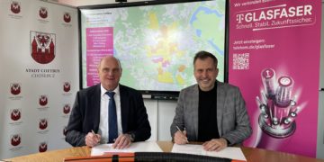 Oberbürgermeister Tobias Schick (r.) und Axel Wenzke, Konzernbevollmächtigter Region Ost der Telekom, unterzeichnen die gemeinsame Erklärung zum weiteren Breitband-Ausbau in Cottbus/Chóśebuz. Foto: Stadt Cottbus/Chóśebuz