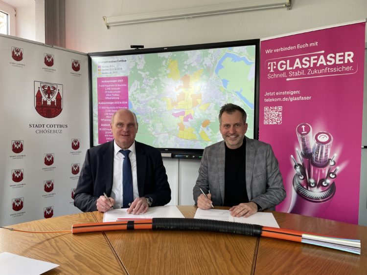 Oberbürgermeister Tobias Schick (r.) und Axel Wenzke, Konzernbevollmächtigter Region Ost der Telekom, unterzeichnen die gemeinsame Erklärung zum weiteren Breitband-Ausbau in Cottbus/Chóśebuz. Foto: Stadt Cottbus/Chóśebuz