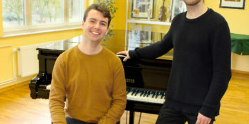 Diplom Musikpädagoge Paul Peuker (r.) und sein Kompositionsschüler Leon Jonas Thieme (l.). (Bild: Elvira Mader, Kreismusikschule)