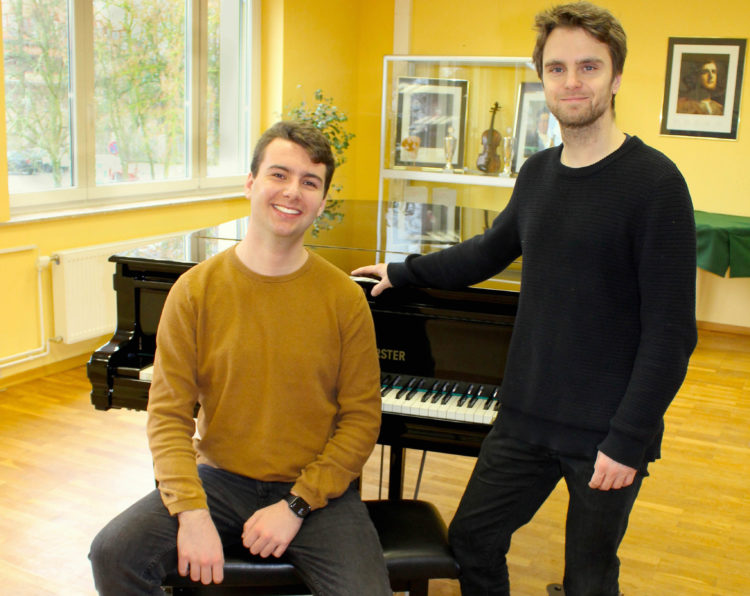 Diplom Musikpädagoge Paul Peuker (r.) und sein Kompositionsschüler Leon Jonas Thieme (l.). (Bild: Elvira Mader, Kreismusikschule)