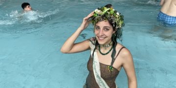 Spreenixe Cindy Ahne und die Klasse 8c der BOS gehörten zu den ersten, die das Nichtschwimmerbecken in der Spremberger Schwimmhalle für ein ausgiebiges Bad genutzt haben. (Bild: Konstanze Schirmer)