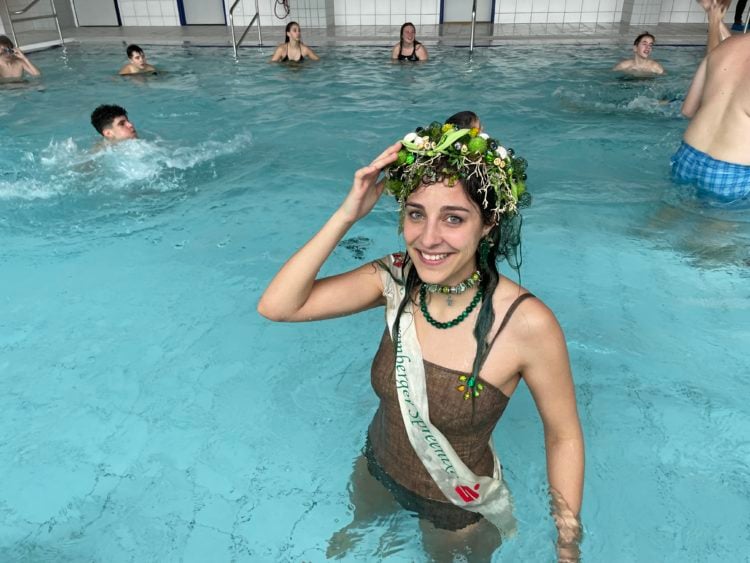 Spreenixe Cindy Ahne und die Klasse 8c der BOS gehörten zu den ersten, die das Nichtschwimmerbecken in der Spremberger Schwimmhalle für ein ausgiebiges Bad genutzt haben. (Bild: Konstanze Schirmer)