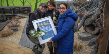 Tierpflegerinnen Katharina Herda und Sabine Steindamm mit Community-Patin Margret S. aus Dresden (v.l.n.r.) (Bild: Spreewelten Lübbenau)