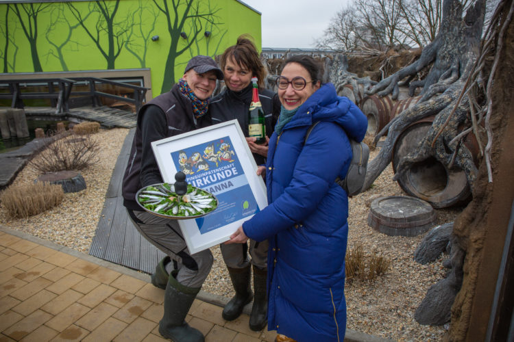 Tierpflegerinnen Katharina Herda und Sabine Steindamm mit Community-Patin Margret S. aus Dresden (v.l.n.r.) (Bild: Spreewelten Lübbenau)