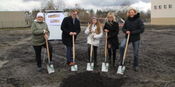 Von links nach rechts: Kerstin Weidner (stellvertretende Vorsitzende der Stadtverordnetenversammlung Senftenberg), Andreas Pfeiffer (Bürgermeister der Stadt Senftenberg), Hanna Kern (Schülersprecherin der Klasse 4c der Regenbogen-Grundschule), Regina Jänke (Schulleiterin der Regenbogen-Grundschule), Silke Schurrmann (Planungsbüro IPROconsult GmbH)