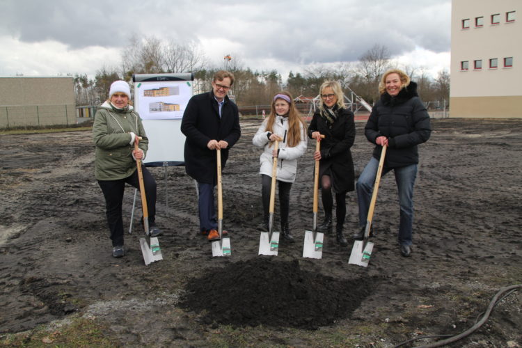 Von links nach rechts: Kerstin Weidner (stellvertretende Vorsitzende der Stadtverordnetenversammlung Senftenberg), Andreas Pfeiffer (Bürgermeister der Stadt Senftenberg), Hanna Kern (Schülersprecherin der Klasse 4c der Regenbogen-Grundschule), Regina Jänke (Schulleiterin der Regenbogen-Grundschule), Silke Schurrmann (Planungsbüro IPROconsult GmbH)