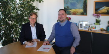 Vertragsunterzeichnung Bürgermeister Andreas Pfeiffer und Sebastian Mildner (Stadt Senftenberg)