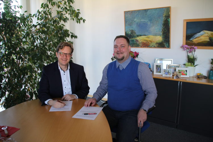 Vertragsunterzeichnung Bürgermeister Andreas Pfeiffer und Sebastian Mildner (Stadt Senftenberg)